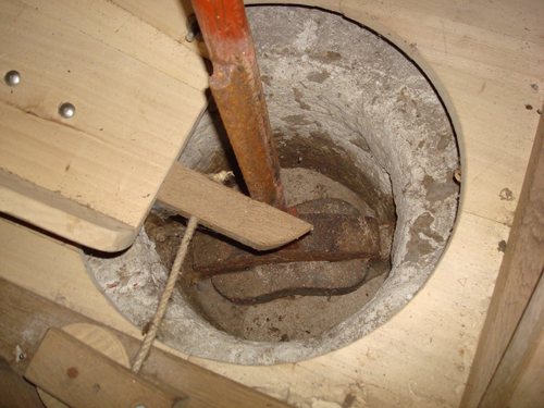 Feed shoe and agitator
