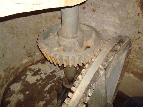 Pit wheel (right) and angle gear by means of the lantern gearing