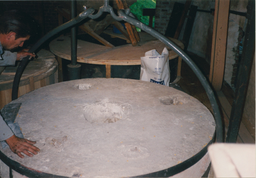 Lifting of the millstones with the stone crane (2001)