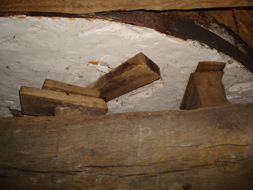 Wooden pikes securing the bed stone