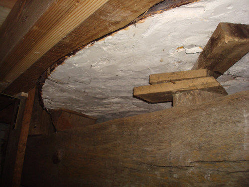 Wooden pikes securing the bed stone