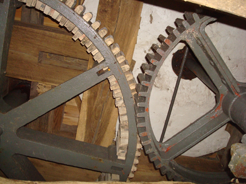 Track wheel (left) and spur wheel (right), as seen from the pit