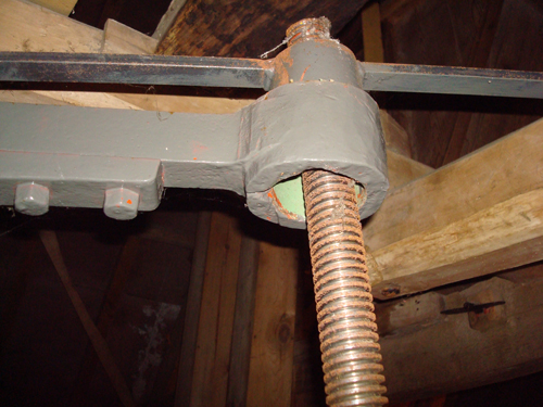 Hoist and adjusting spindle of the stone crane