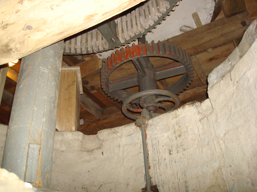 Spur wheel and tentering